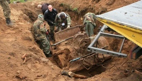 В Гдыне на территории военной части откопали грузовик Вермахта