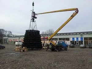 Начался монтаж главной городской елки